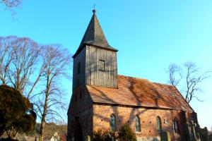 una vieja iglesia de ladrillo con un campanario en la parte superior en Haus Ketzenberg 1 - Lütt Mööv, en Groß Zicker