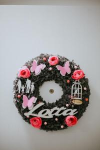 a cake with pink flowers on top of it at Apartman Lotta in Vukovar