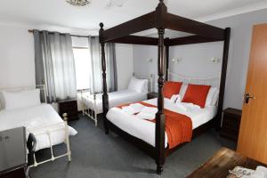 מיטה או מיטות בחדר ב-Aylesbray Lodge