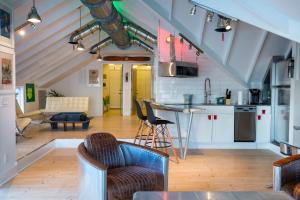 una cucina e un soggiorno con mansarda di Ibis Bay Resort a Key West