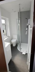 Phòng tắm tại Aylesbray Lodge