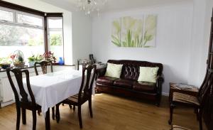 a living room with a table and a couch at Aylesbray Lodge in Cambridge
