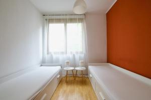 Postel nebo postele na pokoji v ubytování Standard Apartment by Hi5 - Kazincy 52