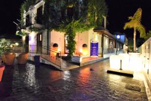 une rue de la ville la nuit avec un bâtiment dans l'établissement Hotel Iride by Marino Tourist, à San Vito Lo Capo