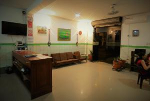 a living room with a couch and a table in a room at Hotel Aloe Uka in Iquitos