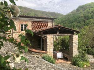 una casa in pietra con un tavolo di fronte di Il Capriolo a Lucca