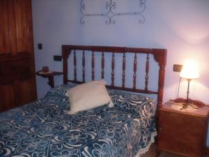 1 dormitorio con cama con almohada en La Corralata, en Biescas