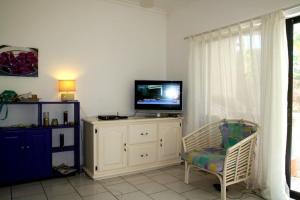 TV a/nebo společenská místnost v ubytování Beachfront apartment near Cabarete