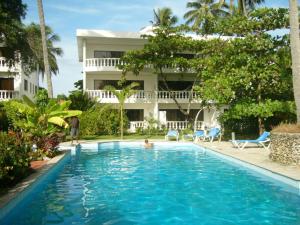 Beachfront apartment near Cabarete في كاباريتي: حمام سباحة أمام مبنى