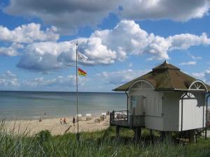 een gebouw op het strand met een vlag erop bij Ferienhaus Sonnensteg in Ostseebad Sellin