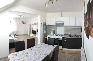 a kitchen and dining room with a table and chairs at Apartman Majetić in Otočac