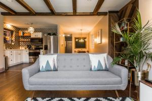 ein Wohnzimmer mit einem Sofa und einer Küche in der Unterkunft Villa Dubois Guest House in Chicago