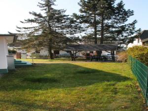 een achtertuin met een picknicktafel en bomen bij Ferienhaus Sonnensteg in Ostseebad Sellin