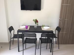 TV a/nebo společenská místnost v ubytování The Little Prince Luxury Suites