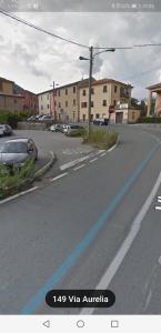 uma rua vazia com uma linha azul na estrada em La casa di Zahra em Riccò del Golfo di Spezia