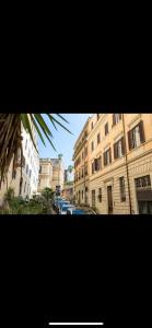 uitzicht op een straat met gebouwen en auto's bij IN FRONT OF COLISEUM 3 in Rome