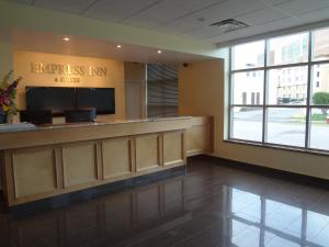 an office lobby with a reception counter and windows at Empress Inn and Suites by the Falls in Niagara Falls