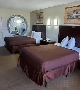 מיטה או מיטות בחדר ב-Executive Inn