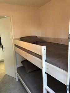 阿格德角appartement Cap d’Agde的一间带两张双层床的卧室 更多8张照片