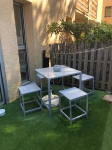 appartement Cap d’Agde的庭院或其他户外区域