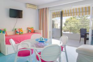 a room with a table and chairs and a bed at Quinta Do Romao, Vilamoura in Quarteira