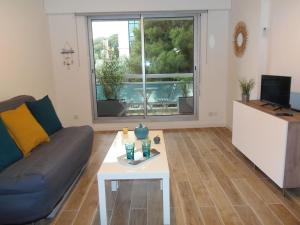 - un salon avec un canapé et une table dans l'établissement Le jardin des Lices, à Toulon