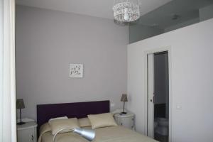 um quarto com uma cama e um espelho em Dimora Sabatini B&B em Oriolo Romano