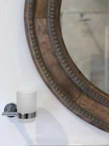 una taza blanca en un mostrador junto a un espejo en Greystones, en Cardiff