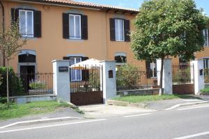 ein Haus mit einem Tor vor einer Straße in der Unterkunft Dimora Sabatini B&B in Oriolo Romano