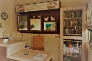 The library in az apartmanhoteleket