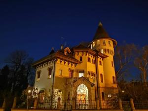 a large building with a tower at night at La petite maison in Treviso