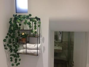 un bagno con portasciugamani e pianta in vaso di Villa Elani a Kassandra (Kassandria)