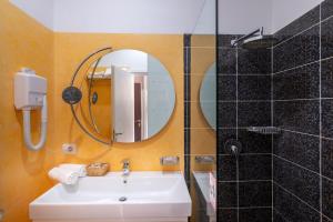 Koupelna v ubytování PALMA city HOTEL