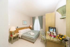 Rúm í herbergi á Hotel Ambasciatori