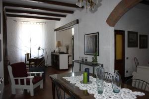 ein Wohnzimmer mit einem Tisch mit Brille darauf in der Unterkunft Dimora Sabatini B&B in Oriolo Romano