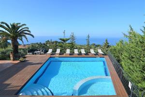 The swimming pool at or close to Villa Provenza
