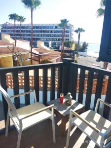 stół i krzesła na balkonie z widokiem na plażę w obiekcie Apartment Sun Club w mieście Playa del Aguila