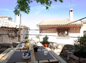 クエンカにあるLa Casita del Almendroの家のバルコニーに並ぶテーブル