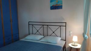 パラリア・カテリニスにあるOlympuSea Loftsのベッドルーム(白い枕2つ付)