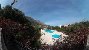 A general mountain view or a mountain view taken from az apartmanhoteleket
