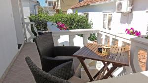 扎达尔A&N Zadar的阳台上配有桌椅的露台