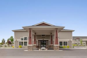 un edificio con un banco delante de él en Inn at Moses Lake en Moses Lake