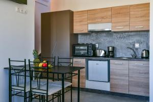 Kuhinja oz. manjša kuhinja v nastanitvi Sun Springs Suites