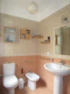 シラクーサにあるIl volo di Pindaroのバスルーム(トイレ、洗面台付)