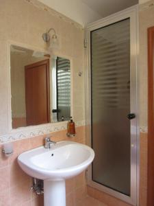 シラクーサにあるIl volo di Pindaroのバスルーム(シンク、鏡付きシャワー付)