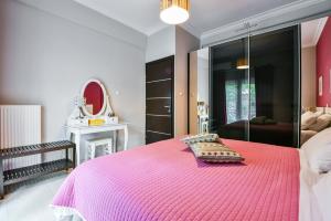雅典的住宿－Star Acropolis Apartment，一间卧室配有粉红色的床和粉色毯子