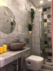 un baño con lavabo e inodoro en Relax Apartment, en Perea