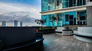 Balkón nebo terasa v ubytování Simply and Relax 1BR at Brooklyn Alam Sutera Apartment By Travelio