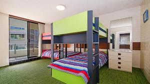 - une chambre avec 2 lits superposés et un lavabo dans l'établissement By The Sea Unit 4 13 Esplanade Kings Beach, à Caloundra