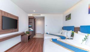 TV a/nebo společenská místnost v ubytování Grand Gold Beach Hotel & Spa